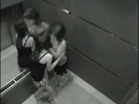 Скрытая камера в лифте